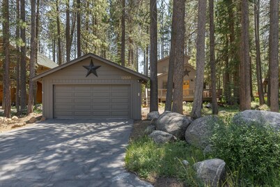 Rustic Cabin | Fireplace, Shared Pool & Hot Tub, 6 Mins to Donner Lake