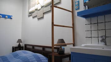 4 bedrooms, iron/ironing board, Internet, bed sheets