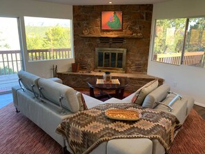 Televisión y chimenea 