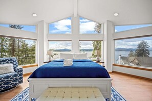 3 habitaciones, escritorio y tabla de planchar con plancha 