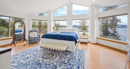 Silver Beach Retreat|Lake Views w/ Hot tub!