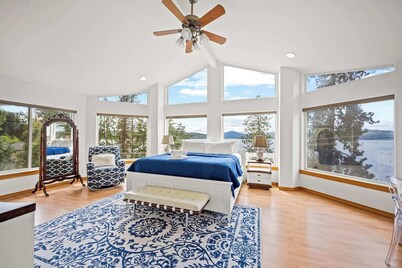 Silver Beach Retreat|Lake Views w/ Hot tub!