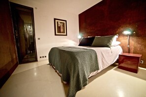 4 quartos, escrivaninha, ferros/tábuas de passar roupa, berço de viagem