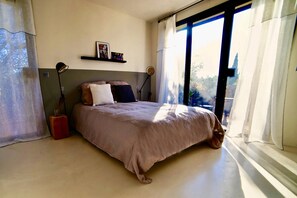 4 slaapkamers, een bureau, een strijkplank/strijkijzer, reisbedje