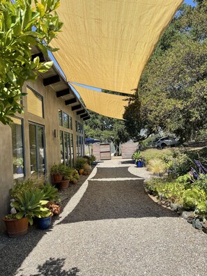 Property grounds - Gorgeous modern home with ocean and mountain views in the heart of Big Sur (Big Sur)