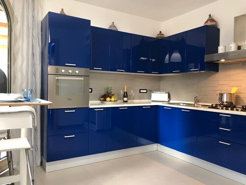 Un apartamento de 2 dormitorios recientemente renovado y elegante con una vista increíble al mar