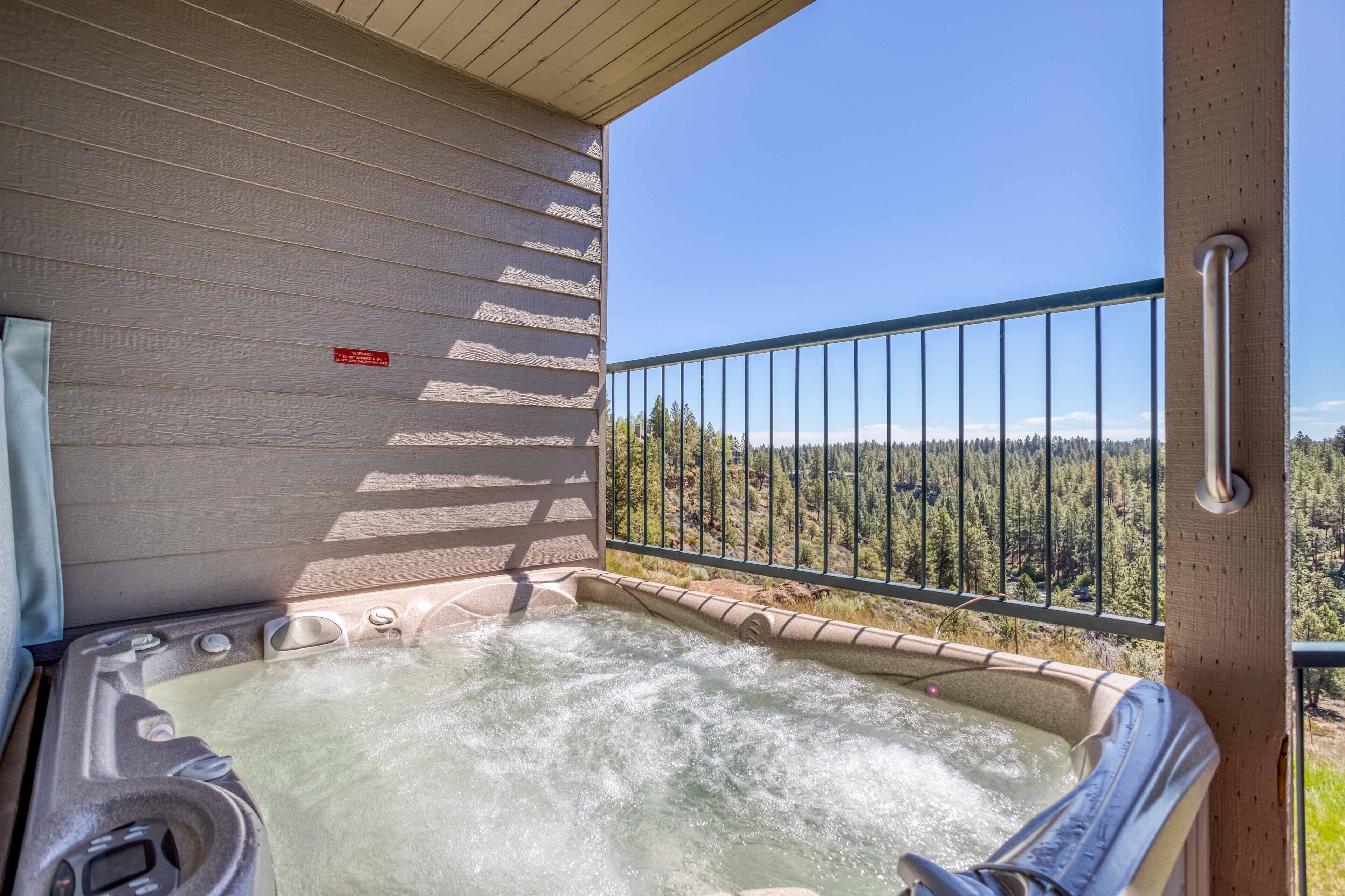 One-Bedroom MBVR Condo, Soaring Deschutes River Views, Fireplace, and Hot Tub!