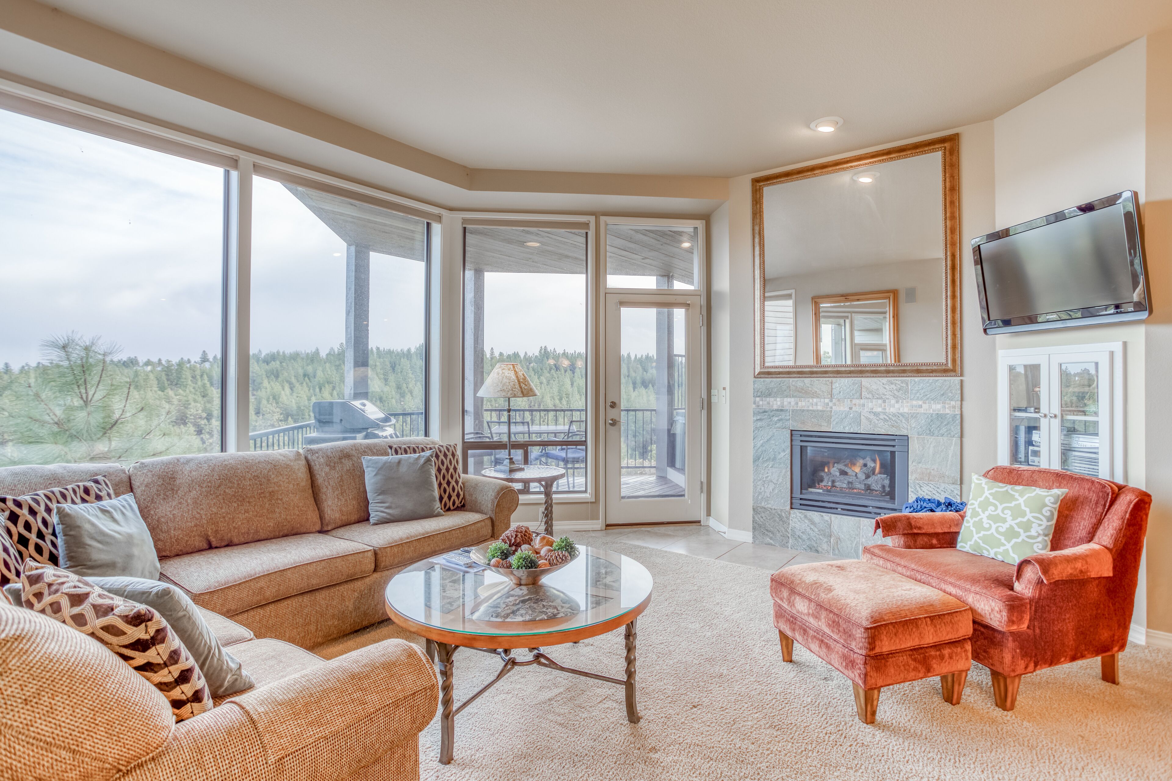 Enjoy Deschutes River Views from Beautiful 1-Bedroom Mt. Bachelor Village Condo!