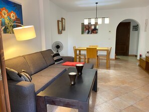 Una Smart TV, una pantalla de ordenador