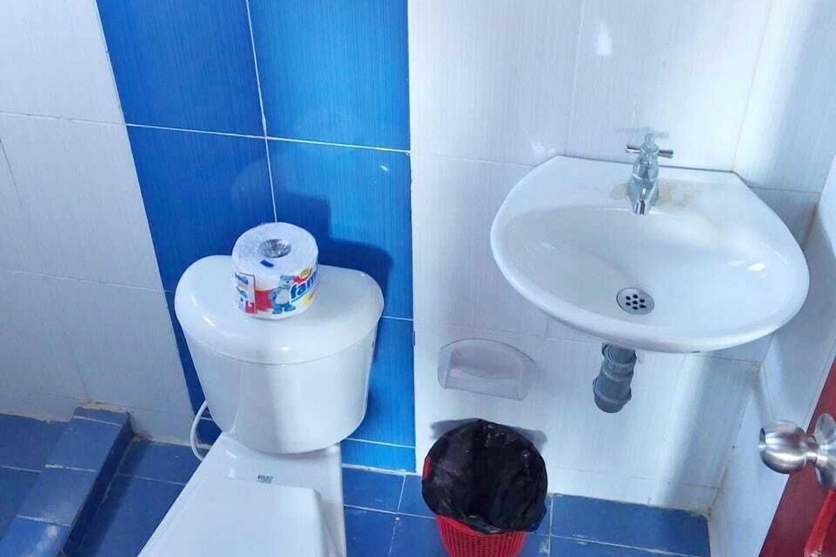 Shower, free toiletries, towels