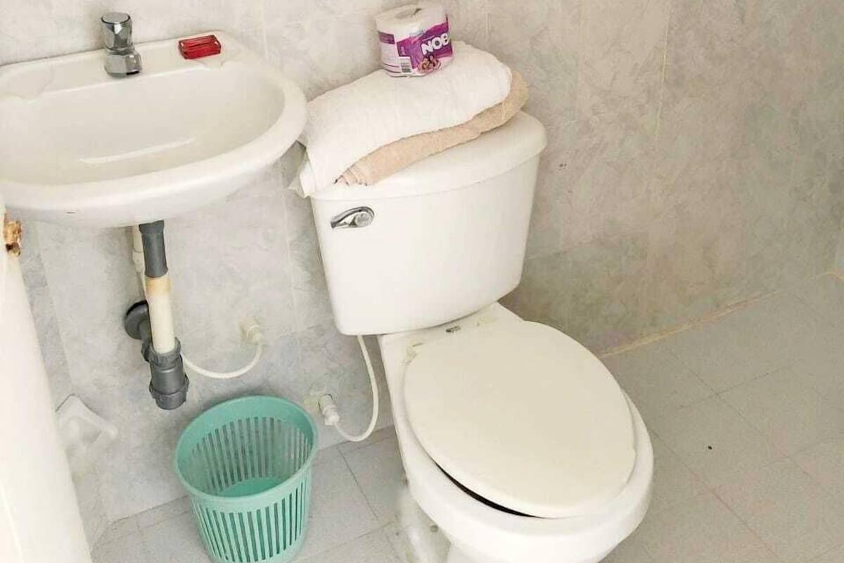 Shower, free toiletries, towels