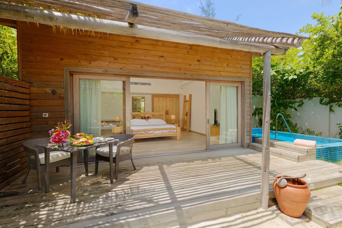 Beach Suite with Pool with Floating Breakfast | 1 soveværelse, senge med topmadrasser, pengeskab på værelset