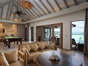 You & Me Suite with Floating Breakfast | Oppholdsområde | Flatskjerm-TV