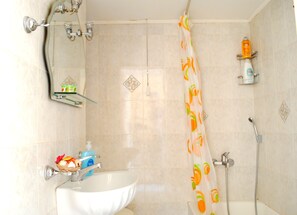 Secador de pelo, toallas