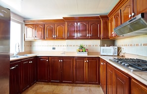 Refrigerador, microondas, cafetera y tetera y utensilios de cocina