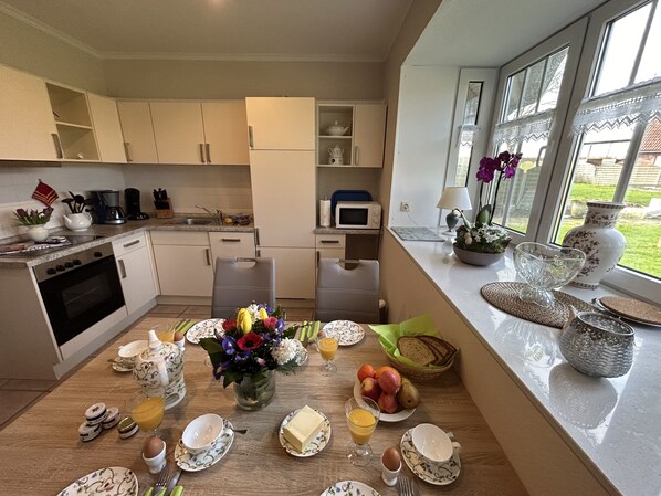 Fridge, microwave, oven, stovetop - Vacation apartment Seeschwalbe directly on the North Sea dike. Idyllic, quiet, natural beach (Hilgenriedersiel)