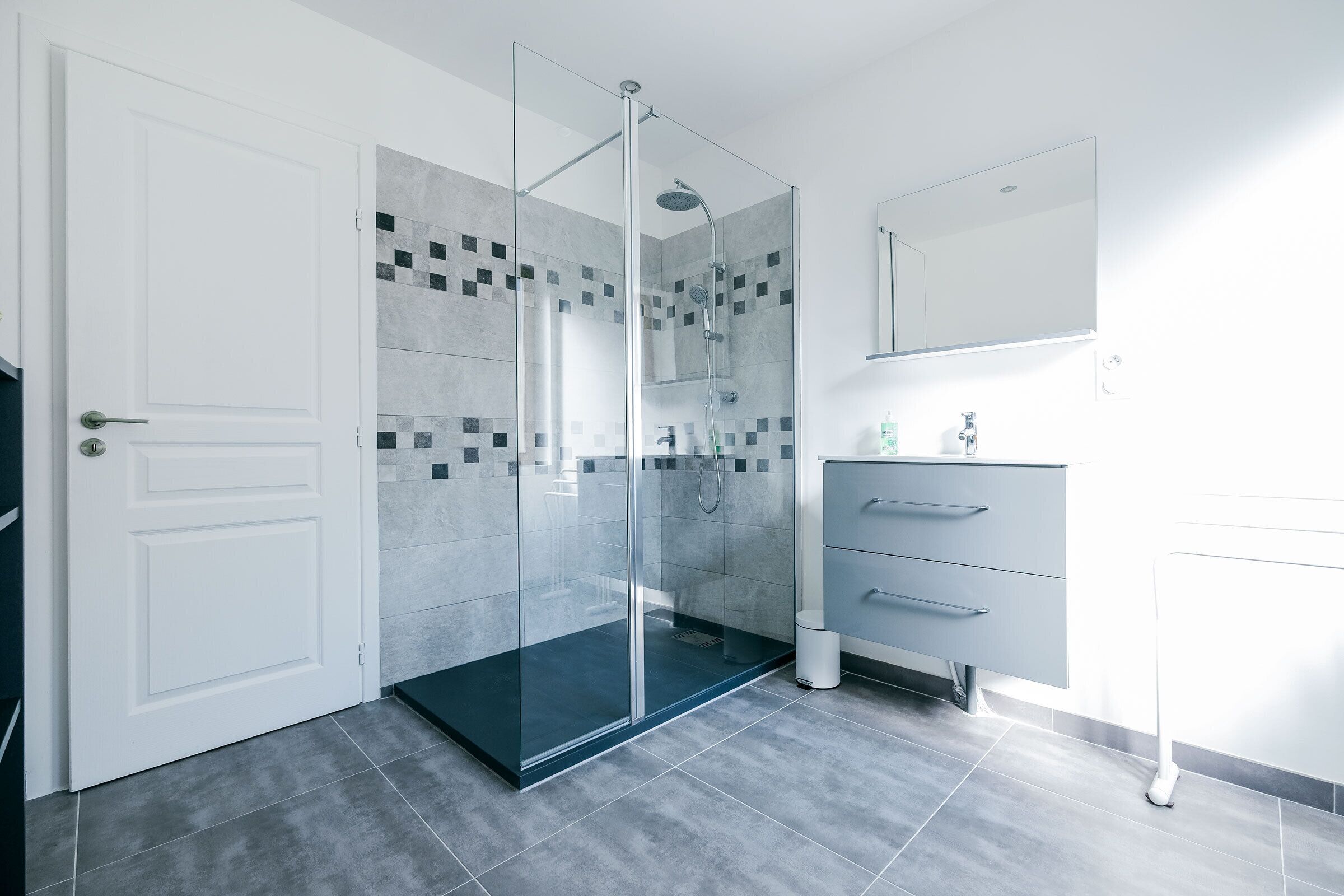 Dusche, Haartrockner, Handtücher, Toilettenpapier