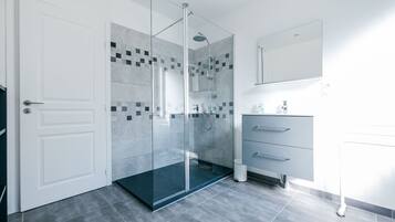 Dusche, Haartrockner, HandtĂŒcher, Toilettenpapier