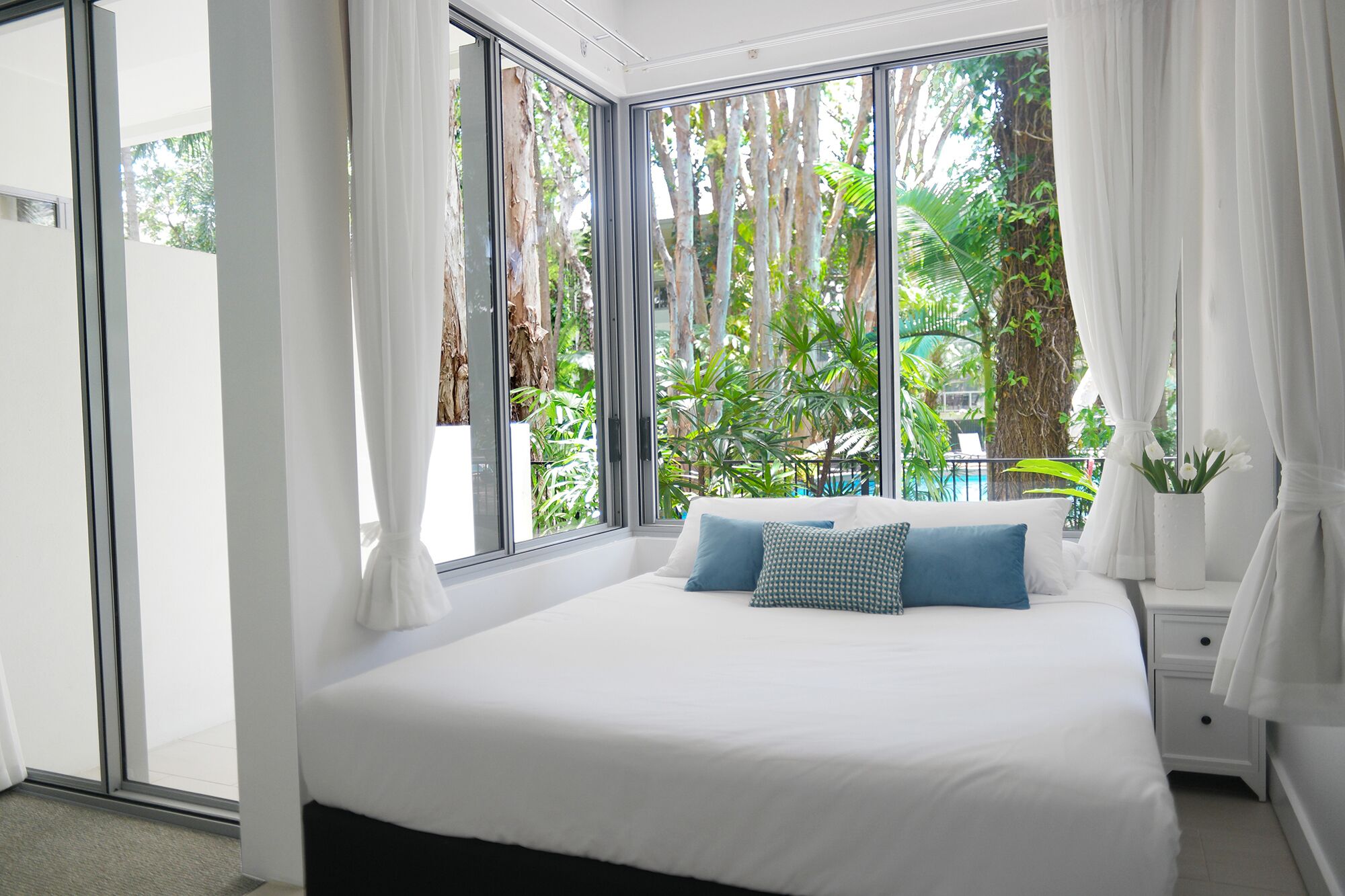 Lxry 2 bed Apt-Sea and Mountain View — image 14