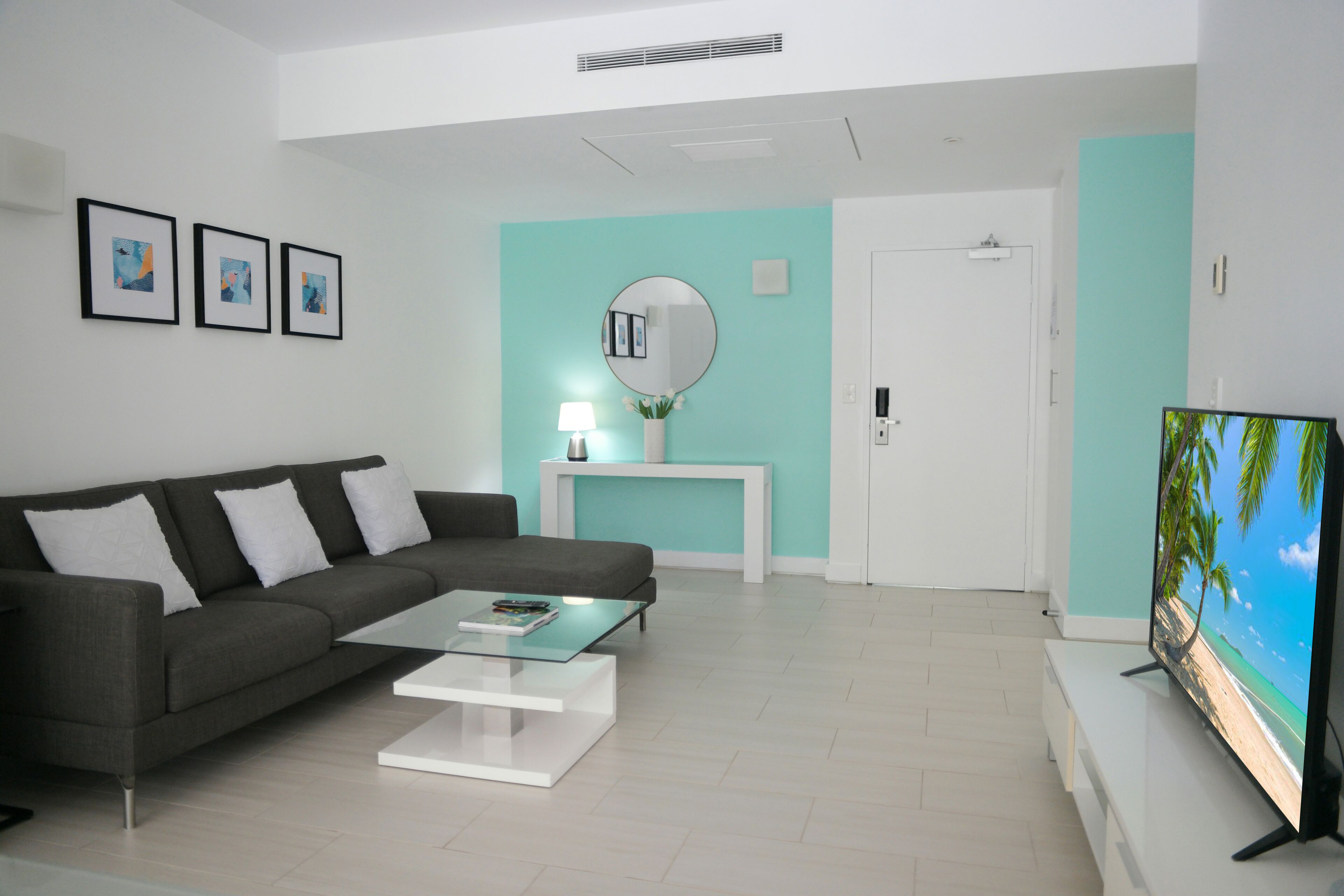 Lxry 2 bed Apt-Sea and Mountain View — image 15