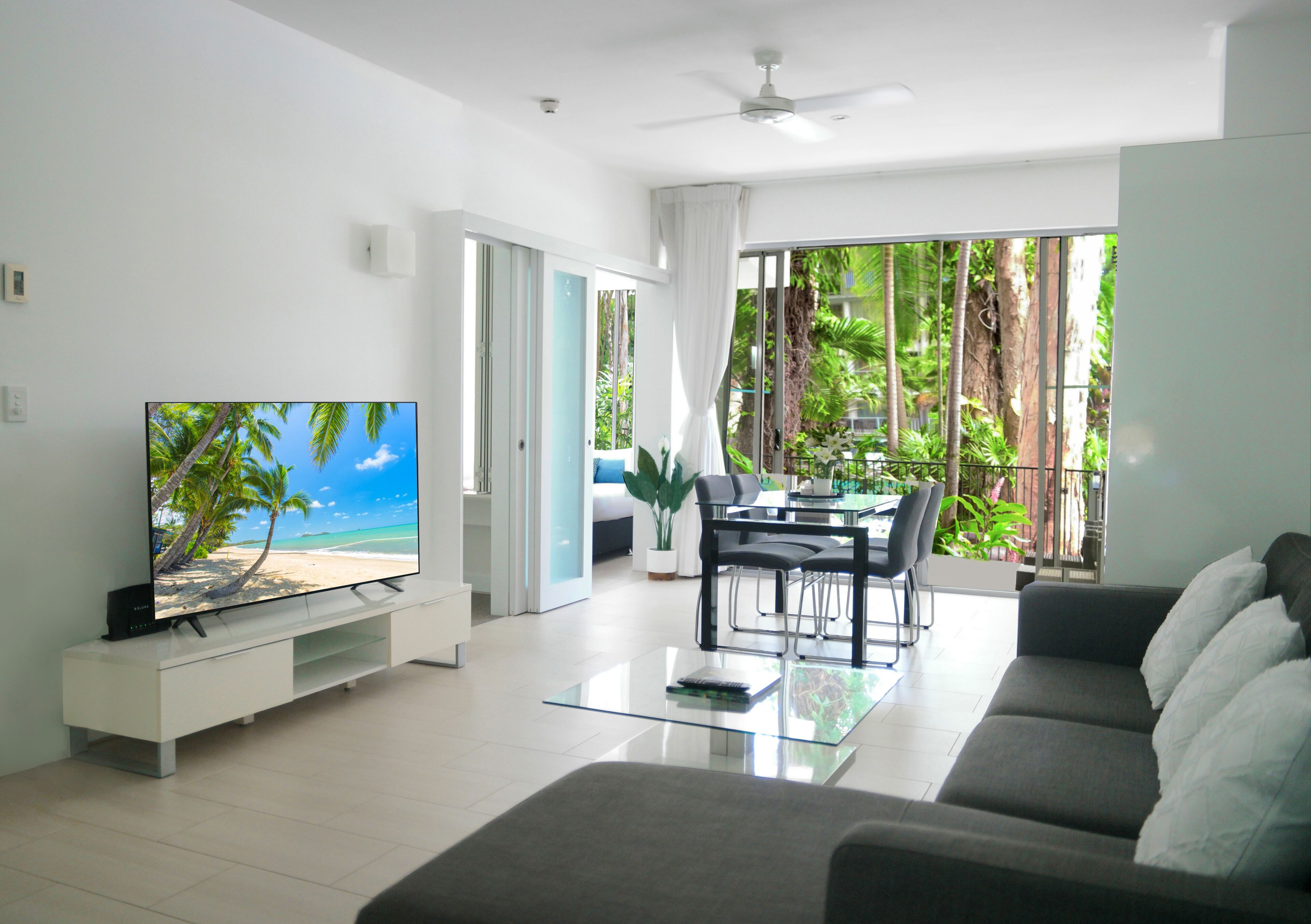 Lxry 2 bed Apt-Sea and Mountain View — image 16