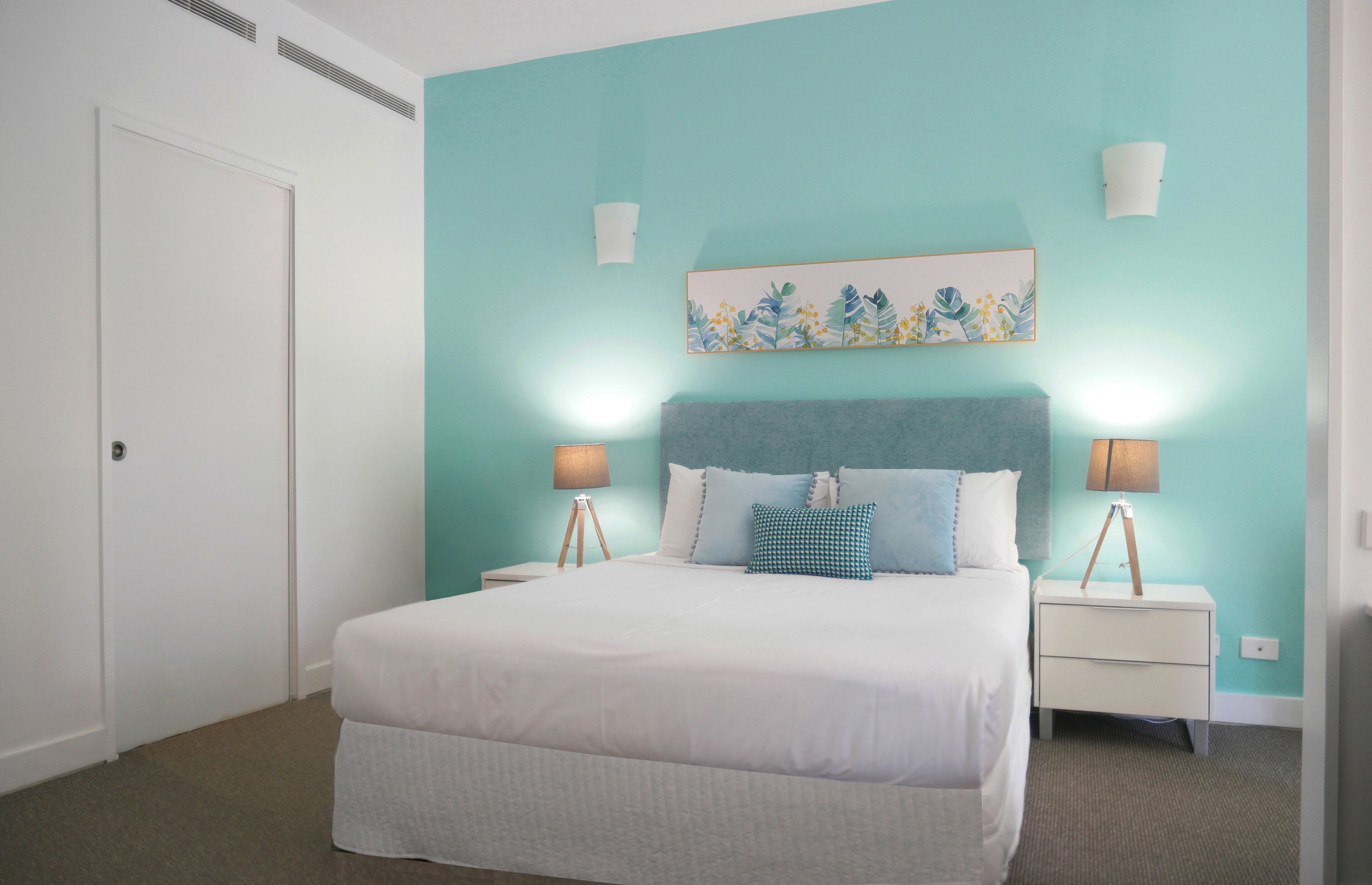 Lxry 2 bed Apt-Sea and Mountain View — image 12