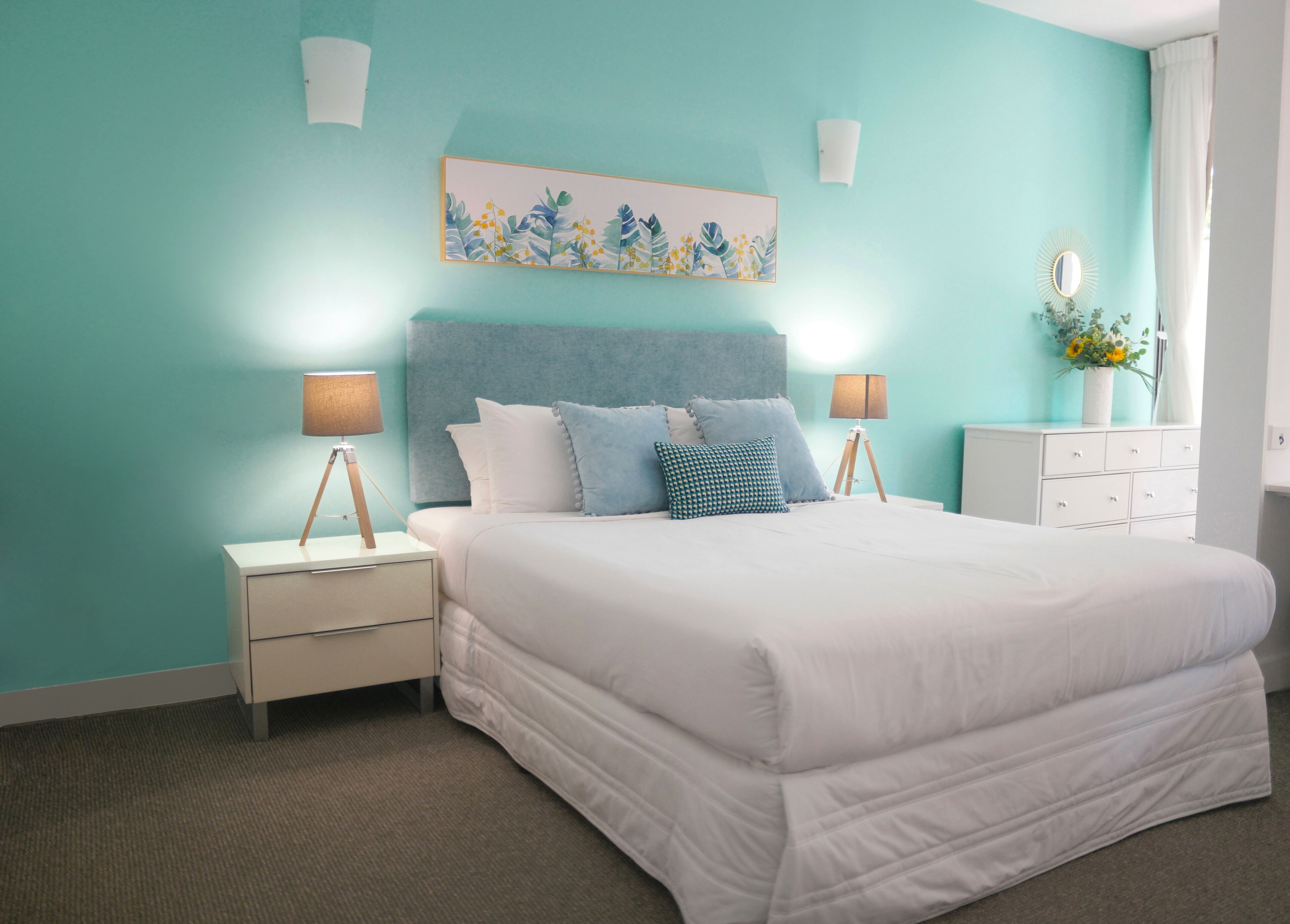 Lxry 2 bed Apt-Sea and Mountain View — image 11