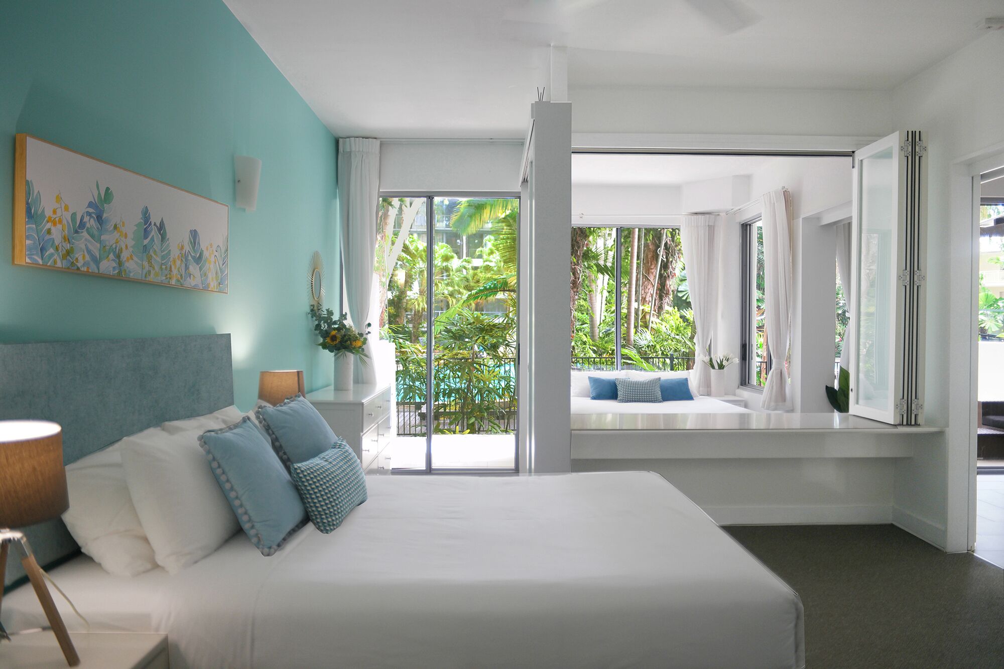 Lxry 2 bed Apt-Sea and Mountain View — image 13