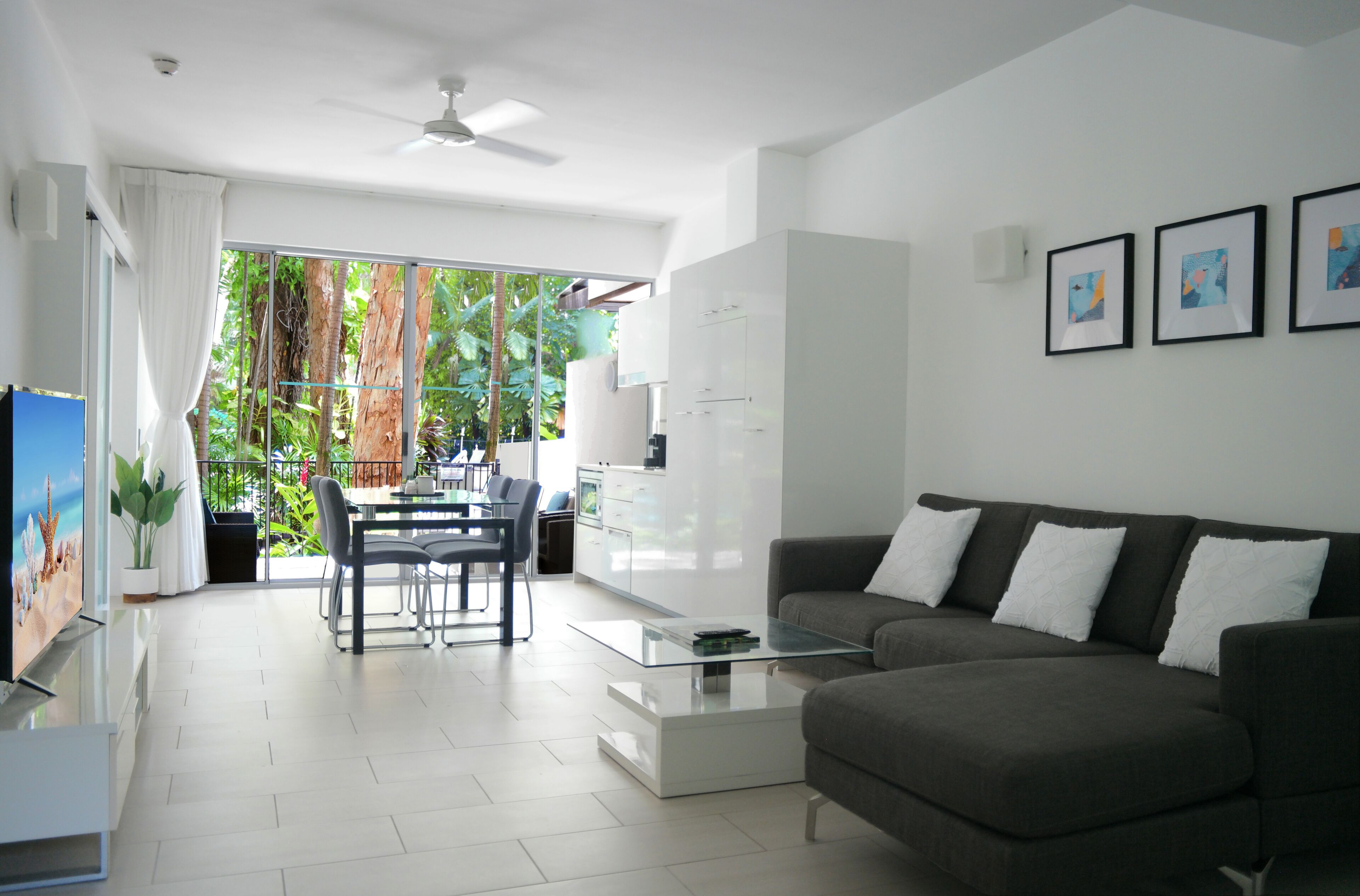 Lxry 2 bed Apt-Sea and Mountain View — image 17