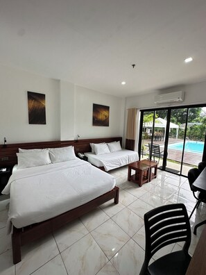 Quarto triplo luxo, várias camas, vista para a piscina, ao lado da piscina | Vista do quarto