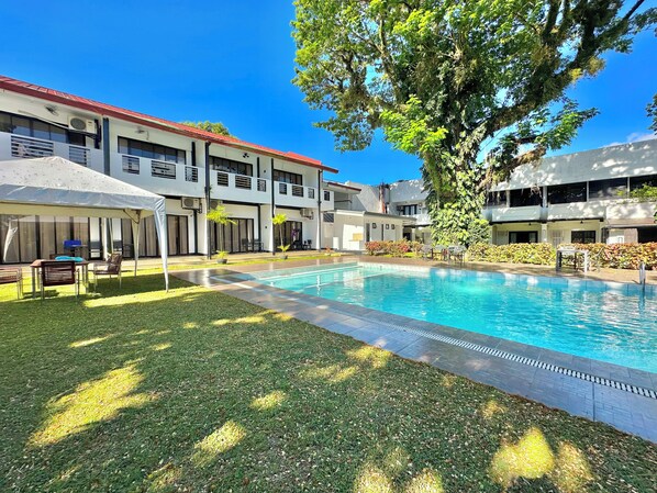 Piscina externa, funciona das 6h às 22h, espreguiçadeiras