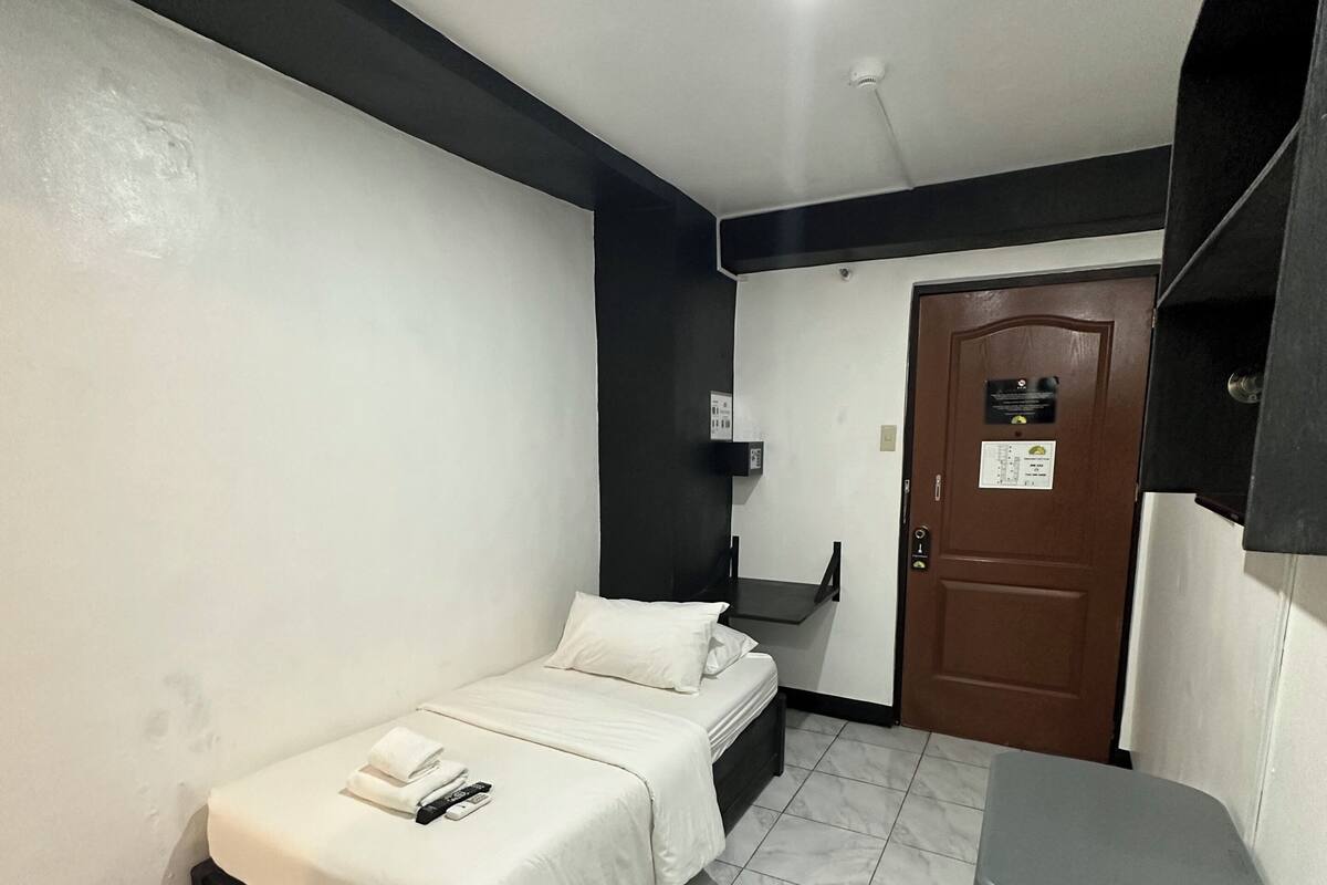 ห้องเบสิกซิงเกิล, เตียงเดี่ยว 1 เตียง, เครื่องปรับอากาศ | โต๊ะทำงาน, Wi-Fi ฟรี, ห้องพักตกแต่งอย่างมีเอกลักษณ์, ตกแต่งพิเศษโดยเฉพาะ