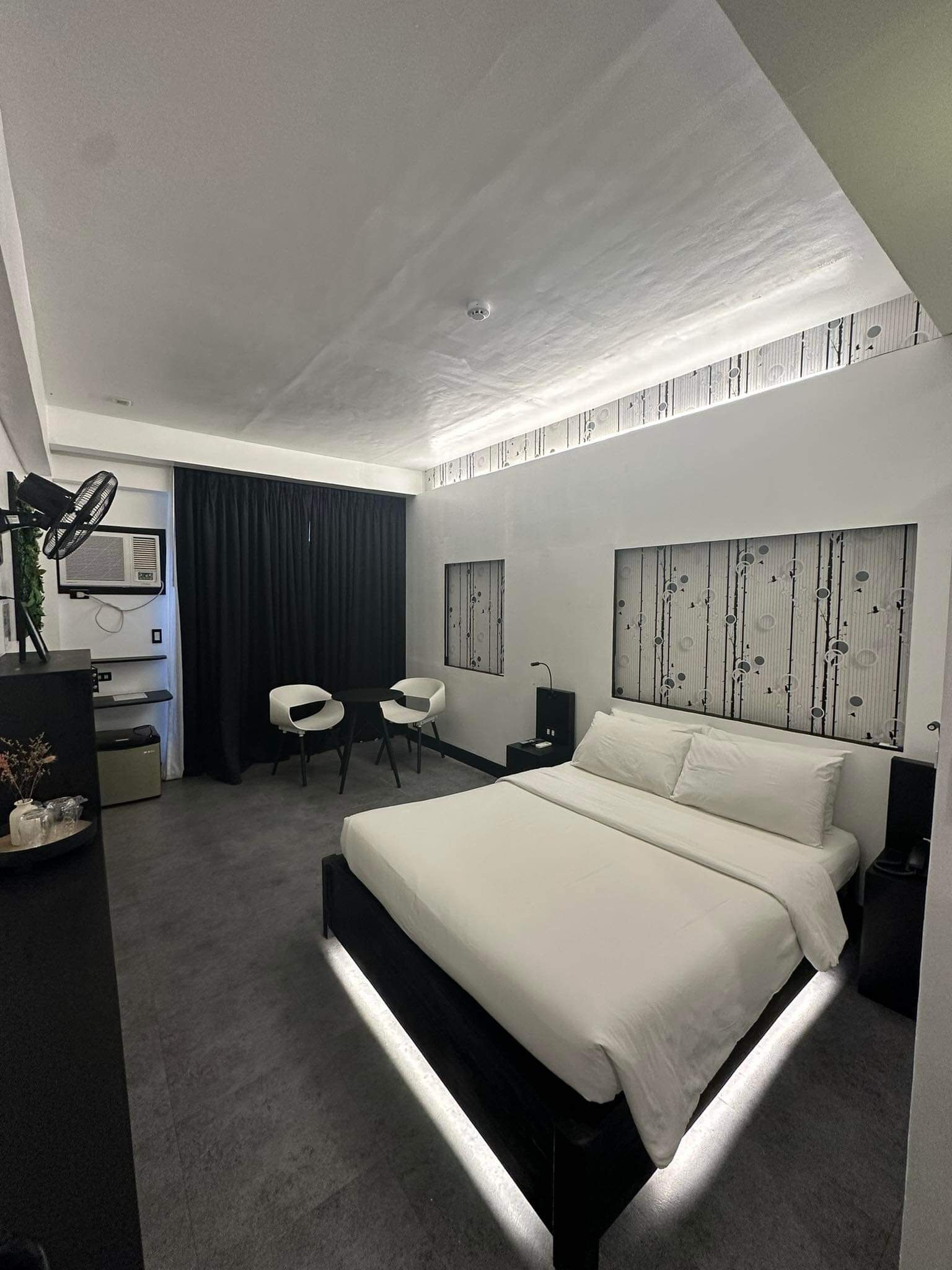 Quarto casal standard, 1 cama Queen, acesso à piscina, vista para o jardim | Individualmente decorados, individualmente mobiliados, escrivaninha