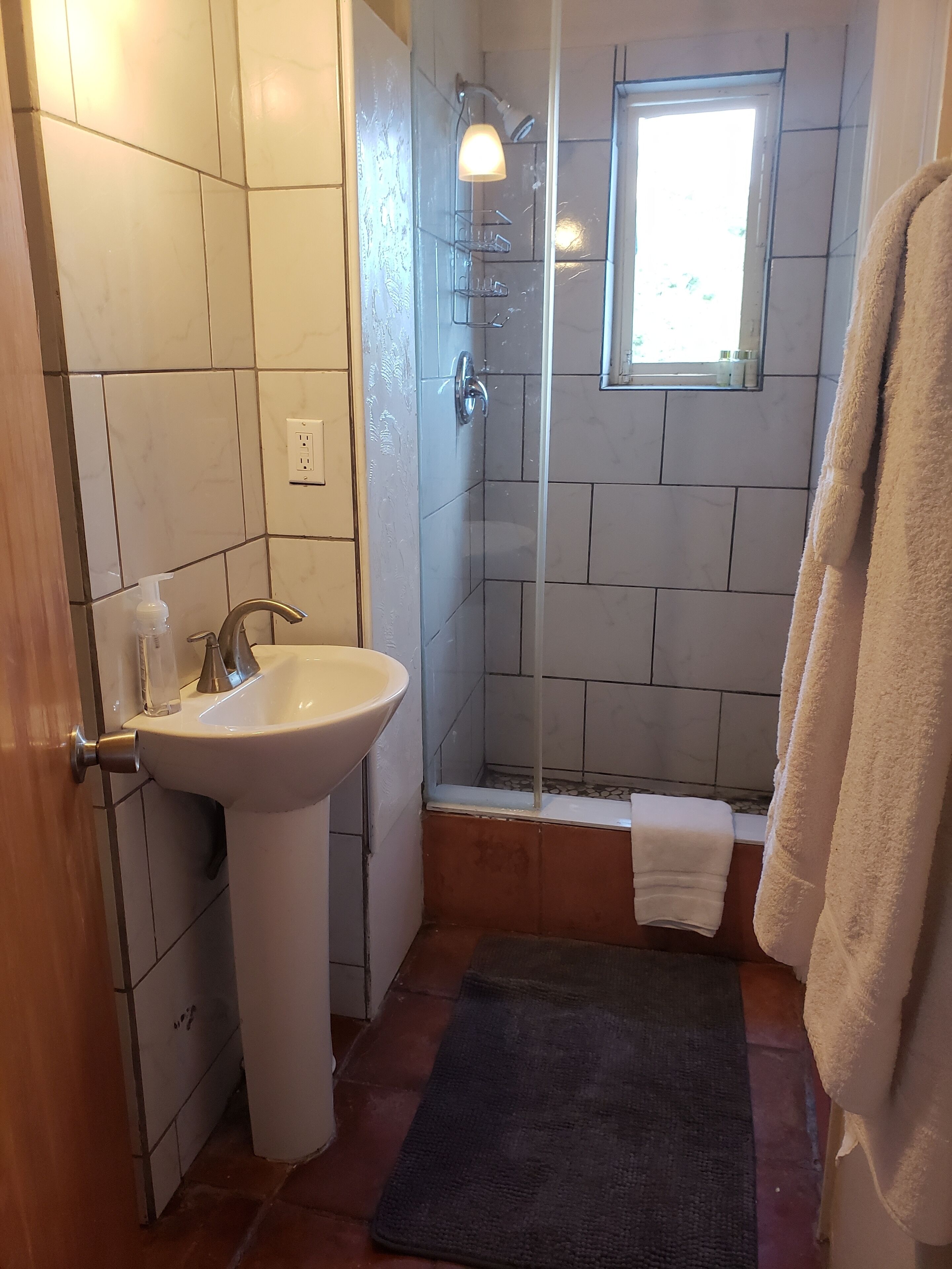 Een douche, een haardroger, handdoeken, zeep