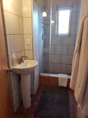 Dusche, Haartrockner, Handtücher, Seife