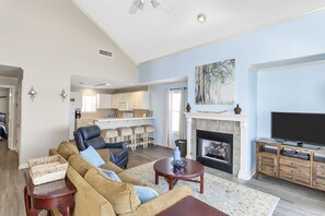 Smart TV, fireplace - Lakefront Getaway with Stunning Western Views – Sleeps 6! (Dadeville)