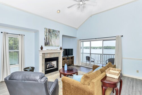 Lakefront Getaway with Stunning Western Views – Sleeps 6!