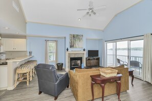 Smart TV, fireplace - Lakefront Getaway with Stunning Western Views – Sleeps 6! (Dadeville)