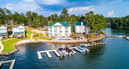Lakefront Getaway with Stunning Western Views – Sleeps 6!