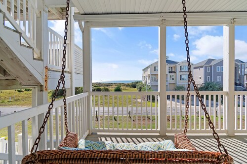 Enjoy open ocean views from this 1st floor coastal retreat! 4B/4ba, pool + more.