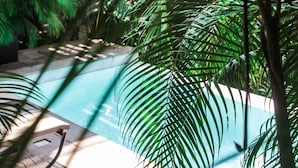 2 kolam renang outdoor, dengan kursi berjemur