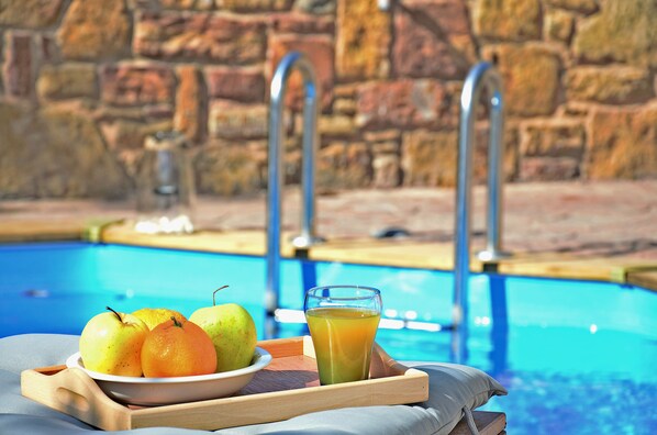 Outdoor pool, sun loungers - Mastiha Villas in Town (Chios)