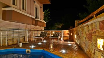 Outdoor pool, pool loungers