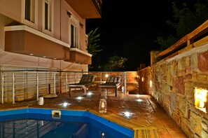 Outdoor pool, pool loungers - Mastiha Villas in Town (Chios)