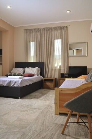 Superior Studio | Premium bedding, in-room safe, desk, laptop workspace - Mastiha Villas in Town (Chios)