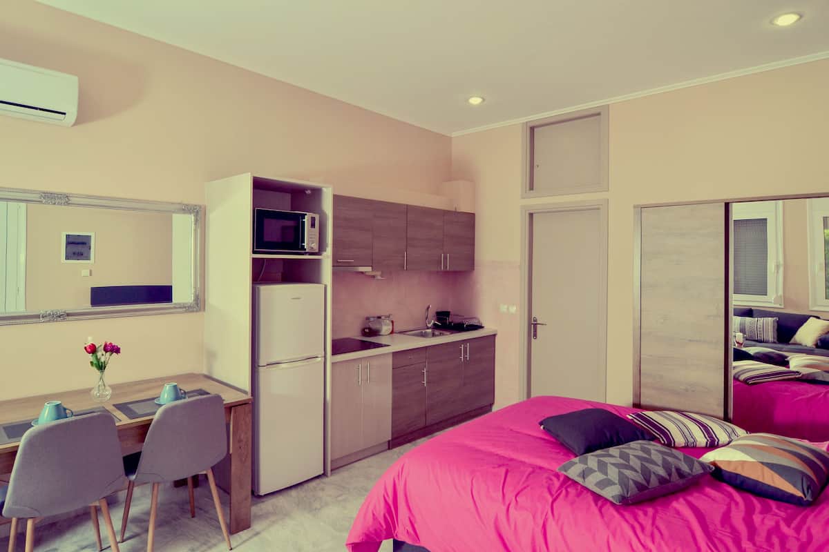 Monolocale Deluxe, vista oceano parziale | Biancheria da letto di alta qualità, una cassaforte in camera