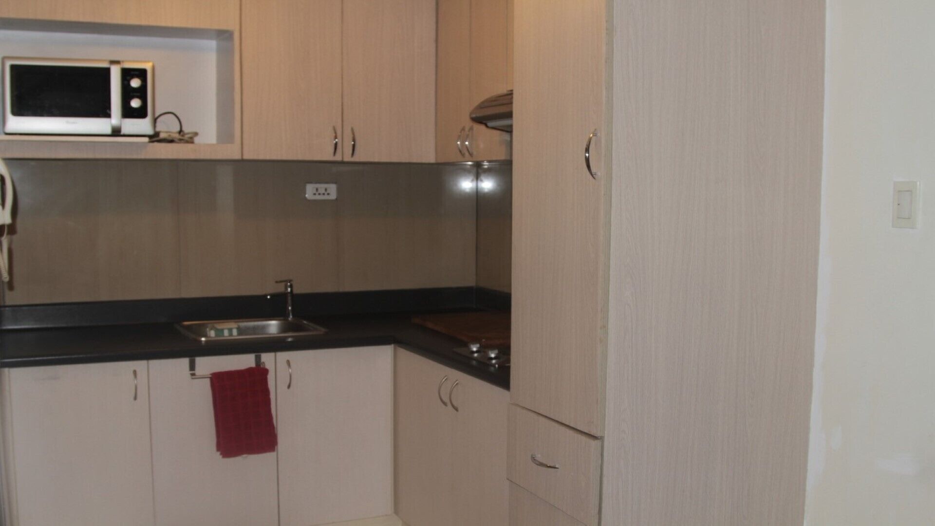 Kjøleskap, mikrobølgeovn, kokeplater og vannkoker