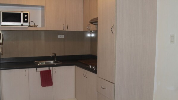 Refrigerador, microondas, parrilla de estufa y tetera eléctrica