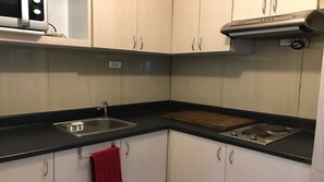 Een koelkast, een magnetron, een kookplaat, een waterkoker