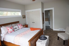 A bedroom with a large bed, a chair, a wardrobe, and a window. - Dreams B&B - Crystal room (Summerland)